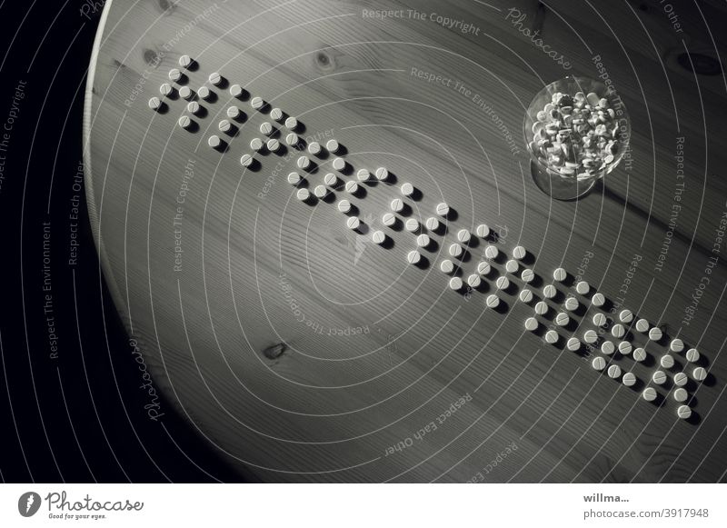 HYPOCHONDER Hypochonder Tabletten Medikamente Wort Buchstaben Schriftzeichen Medizin Gesundheit Einbildung Krankheit negativ eingebildet krank