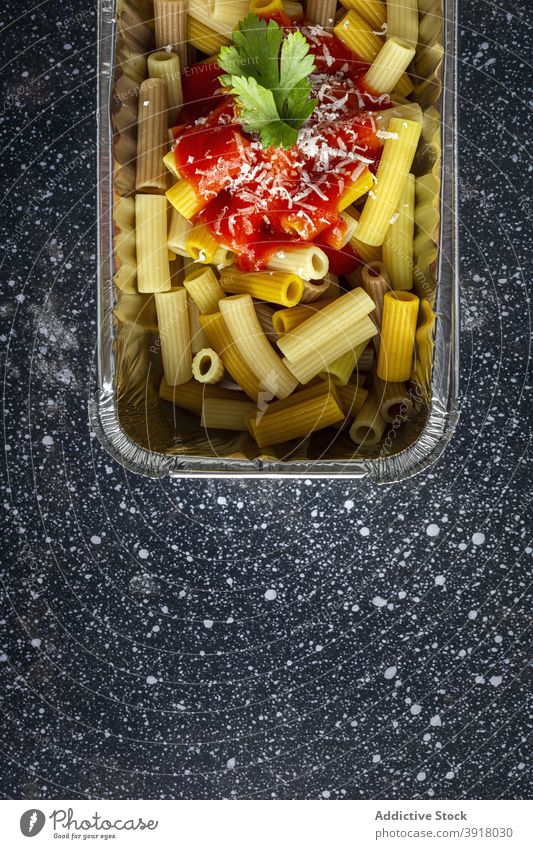 Leckere Nudeln zum Mitnehmen im Behälter auf dem Tisch Imbissbude Spätzle Makkaroni Lebensmittel Container Ketchup lecker Mittagessen Kunststoff Gabel Mahlzeit