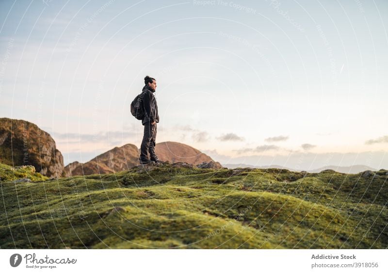 Reisender Mann genießt die Berglandschaft Berge u. Gebirge nachdenken Hügel einsam Natur Entdecker Backpacker Freiheit Lifestyle männlich Tourismus Abenteuer