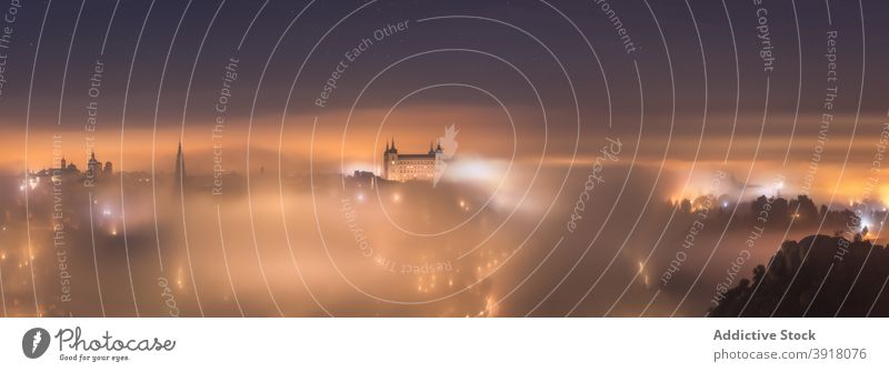 Prächtige Landschaft von glänzenden mittelalterlichen Palast in nebligen Dämmerung Abenddämmerung beleuchtet antik Burg oder Schloss Stadt Großstadt farbenfroh