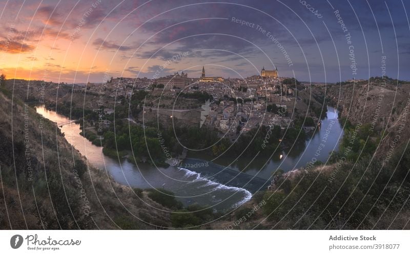 Altstadt und Fluss am bewölkten Abend alt Großstadt Stadtbild Sonnenuntergang Cloud gealtert mittelalterlich Architektur majestätisch malerisch Gebäude Himmel