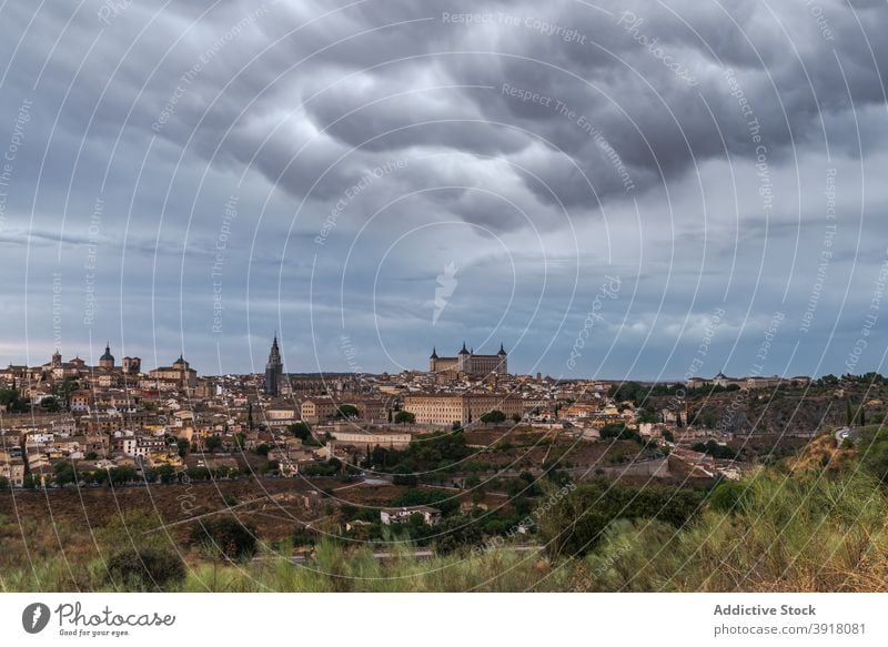 Stadtbild mit gealterten Gebäuden am Abend Großstadt historisch Architektur Sonnenuntergang Cloud Hügel Burg oder Schloss Stein Toledo antik Spanien Außenseite