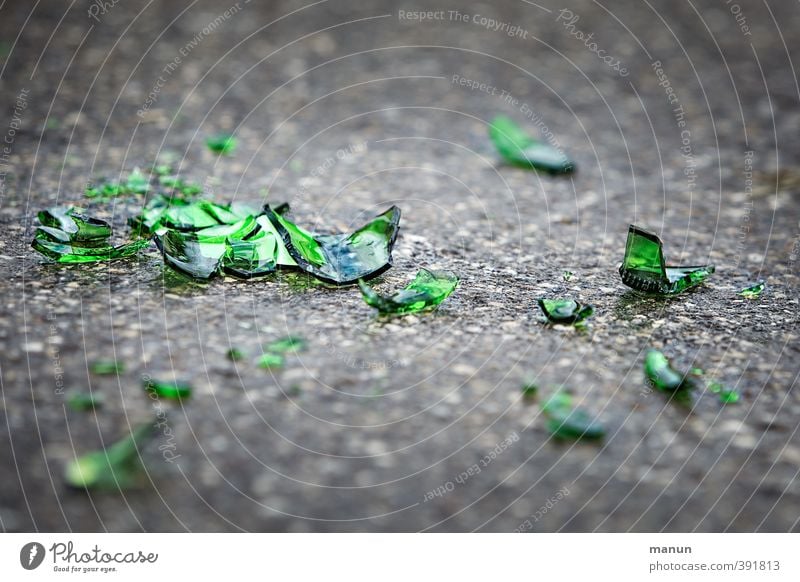 echt scharf Verkehrswege Straßenverkehr Bürgersteig Glasscherbe Splitter Glassplitter Asphalt bedrohlich Verantwortung Reinlichkeit Sauberkeit Sorge egoistisch