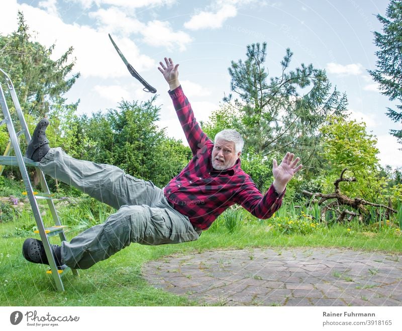 Ein älterer Mann fällt bei der Gartenarbeit von einer Leiter fallen Arbeitsunfall Mensch Farbfoto Gesundheitswesen Erste Hilfe Rettung Notruf Notfall Gefahr