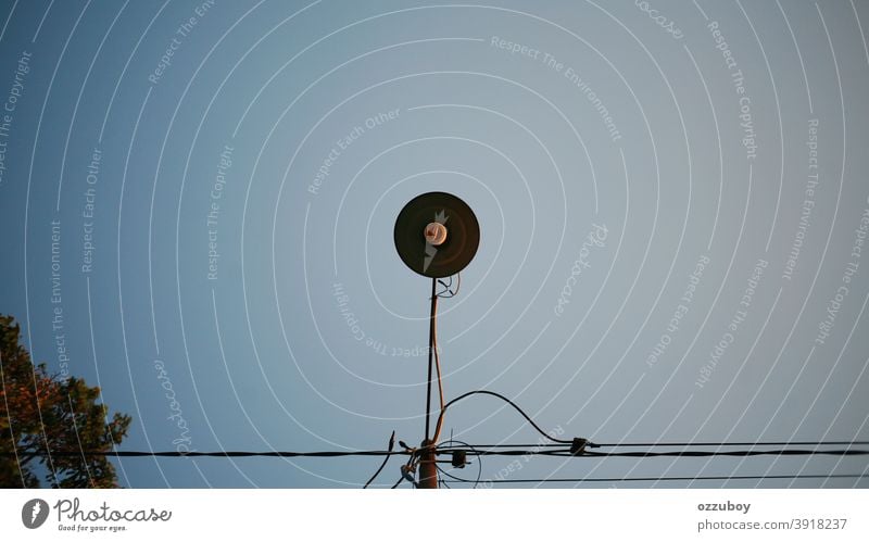 Straßenlampe Textfreiraum Peitschenlaterne einfach Einfachheit Technik & Technologie Hintergrund Beleuchtung leuchten Farbfoto Straßenlaterne Metall Tag