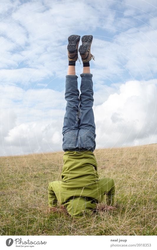 Kopfstand vor Horizont; grün und blau Außenaufnahme Mensch Freude Natur Jugendliche Junge Frau sportlich Spaß von hinten blauer Himmel Wolken Ton in Ton skurril