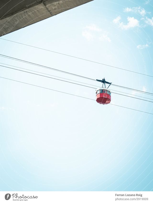 Rote Seilbahn mit blauem Himmel rot Blauer Himmel Wolken Kabel telepherique