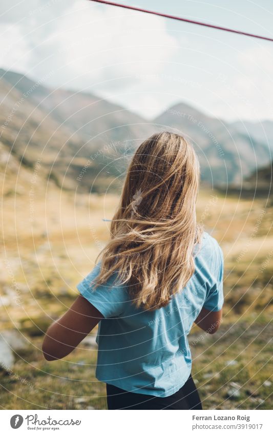 Junge Frau mit blonden Haaren tanzen in der Natur Mädchen Berge u. Gebirge Tanzen Porträt Behaarung blondes Haar grün Grünfläche