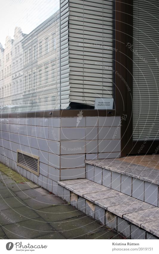 hunde müssen draußen bleiben schild im schaufenster einer geschlossenen bäckerei hinweis info rolladen rollladen jalousie jalousien verschlossen zu geschäft