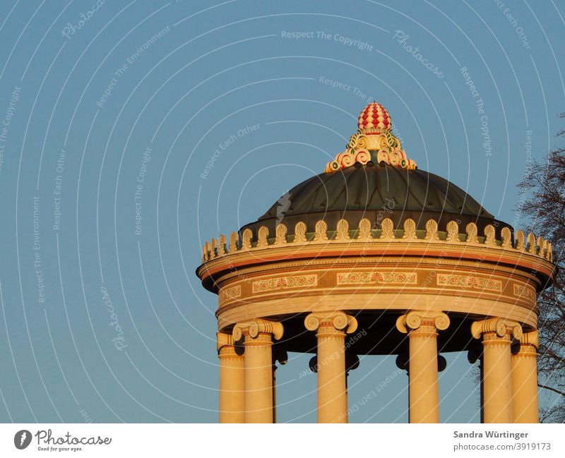 Monopterus/Tempel im Englischen Garten vor wolkenlosem Winterhimmel München Englischer Garten Himmel blau Natur Farbe Außenaufnahme Farbfoto Park schön Baum Tag