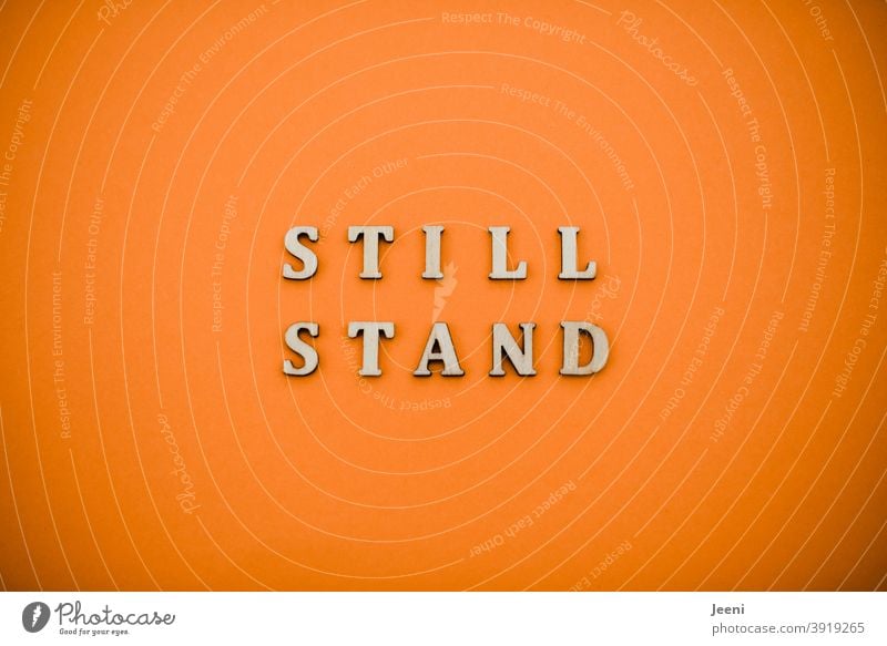 Stillstand | corona thoughts Lockdown Wort stehen bleiben shutdown shut down Infektion Schutz Gesundheit Gesundheitswesen Risiko Buchstabe Typographie Corona