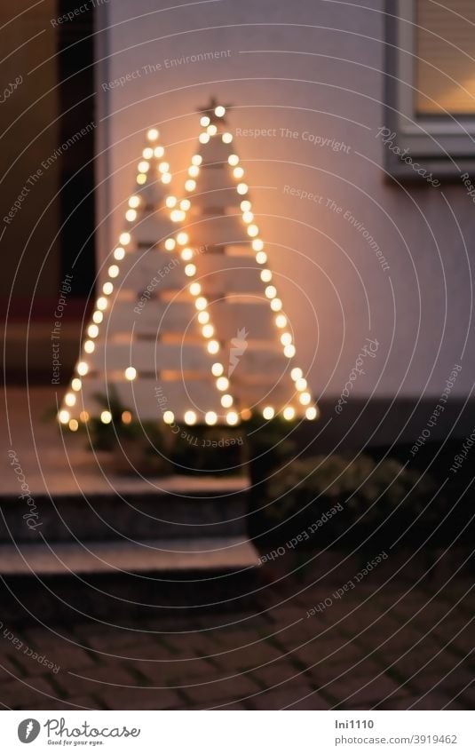 zwei kleine Weihnachtsbäume aus Holz stehen beleuchtet auf einem Treppenabsatz Weihnachten Dekoration selbstgemacht Bretter Weihnachtsbaum Weihnachtsbeleuchtung