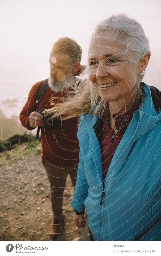 glücklich Senior Paar Wandern zusammen bei Sonnenuntergang Glück alt älter Frau Menschen Liebe Familie Lächeln Strand Porträt reif Ruhestand Großmutter