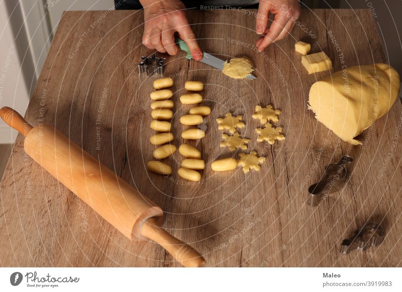 Plätzchen werden für die Weihnachtsfeier gebacken Person Koch Tisch handgefertigt Hand Array Biskuit Brot Kuchen Feier Weihnachten Keks Essen zubereiten