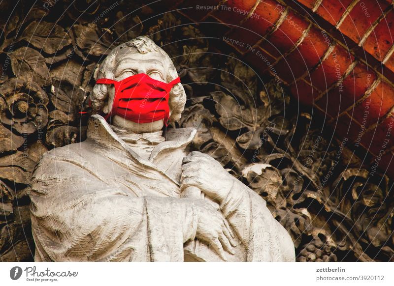 Martin Luther mit Mund-Nase-Maske luther martin luther reformator reformation statue standbild corona maske mund-nase-bedeckung gesicht vermummung portrait