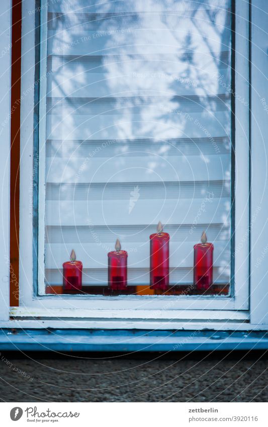 Adventskerzen im Fenster advent adventskerze weihnachten weihnachtszeit xmas dekoration fenster fensterbrett brennen jalousie rollo geschlossen verschlossen