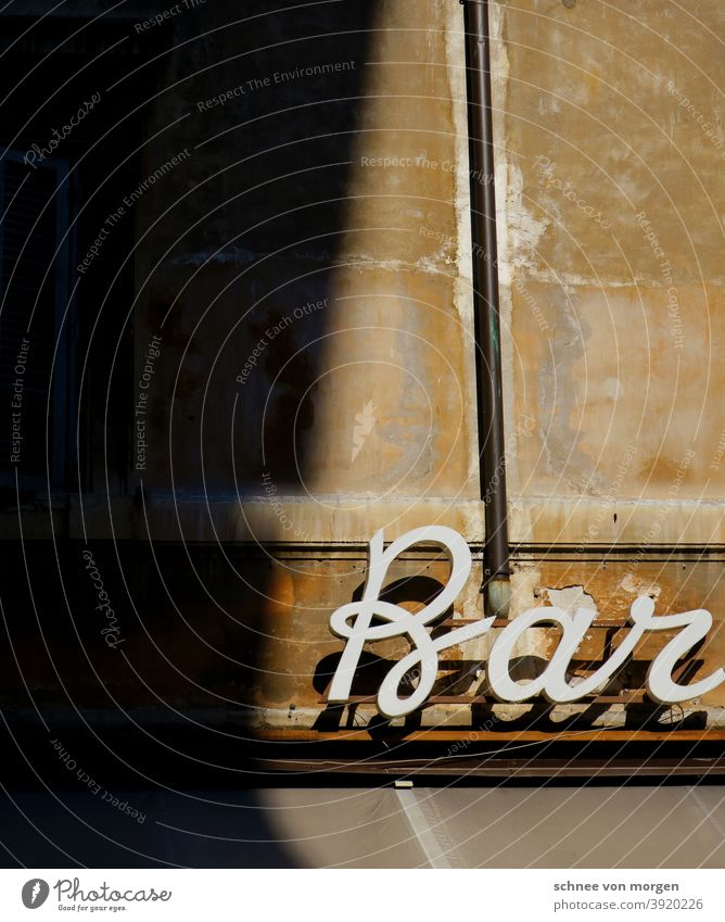 was trinken gehen? Bar Restaurant Italien Schatten Fassade Sonnenlicht Kontrast Farbfoto Außenaufnahme Licht Menschenleer Wand Stadt Gebäude Fenster