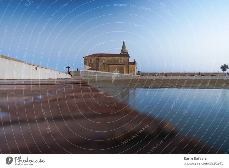 Kirche am Meer in Caorle Wasser Ruhe Gelassenheit Himmel Küste Horizont blau Ferien & Urlaub & Reisen Natur Strand Erholung Außenaufnahme Sommer ruhig Sand