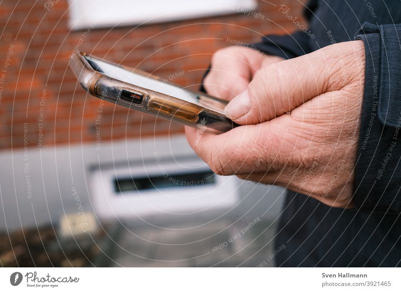 Männliche Hand mit Handy in der Hand Weihnachtsgrüße Neujahrsgrüße Weihnachten & Advent Smartphone Telefon Technik & Technologie Person Mobile Mitteilung