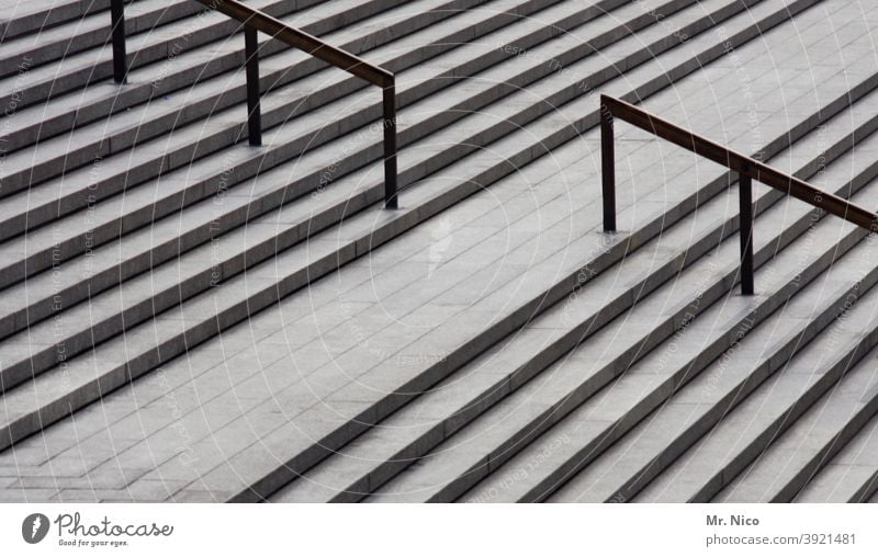 Freitreppe Architektur betontreppe abwärts aufwärts oben Bauwerk Treppe Linien Strukturen & Formen grau nach oben Steintreppe Symmetrie Leere stufen breit