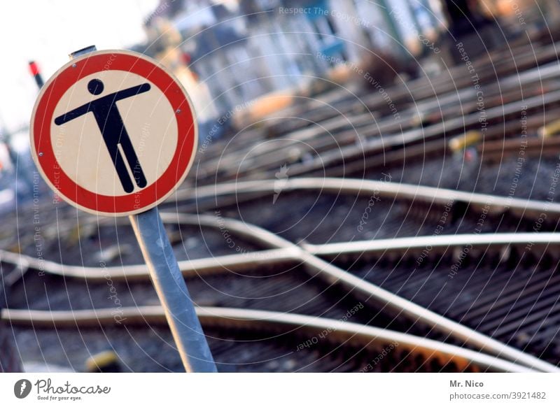 Ende im Gelände Bahngleise Verkehrsschild Eisenbahn Gleise Schienennetz Güterverkehr & Logistik Verkehrswege Schienenverkehr Verbotsschild Fußgänger