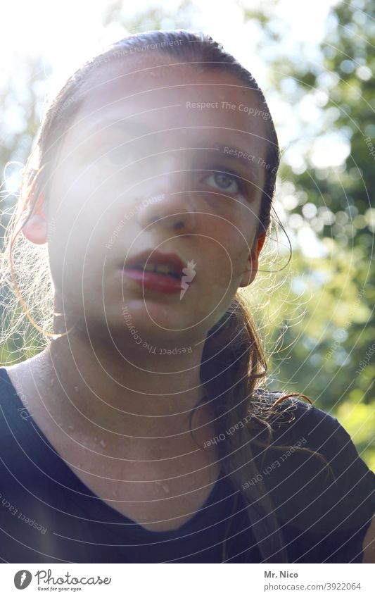 erschöpft und verschwitzt Porträt Mädchen Gesicht Haare & Frisuren Kopf nass feminin Oberkörper Jugendliche Natur Kindheit Umwelt T-Shirt feucht Wasser