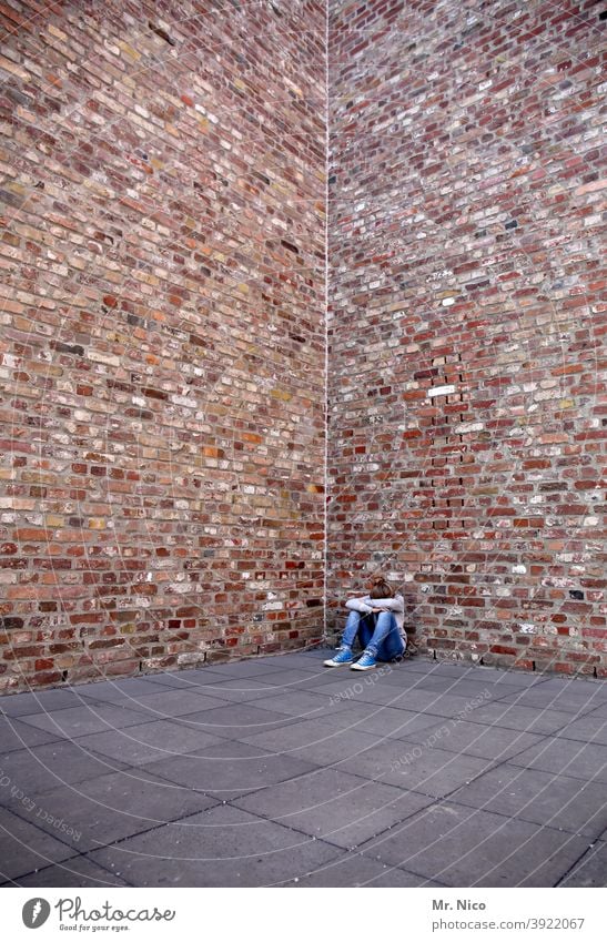 bad day feminin Bauwerk Gebäude Architektur Mauer Wand Traurigkeit weinen sitzen Fassade Sorge Gefühle verlieren Enttäuschung Einsamkeit Körperhaltung