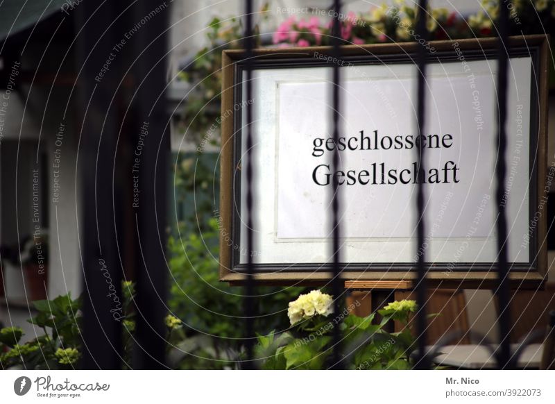 geschlossene Gesellschaft geschlossene gesellschaft Schilder & Markierungen Lokal Hinweisschild Schriftzeichen gaststätte Gastronomie heute geschlossen