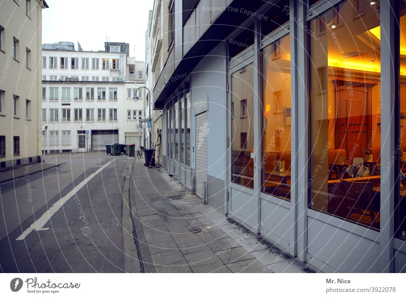 Gastronomiehinterausgang Fensterscheibe Café Glas Scheibe Glasscheibe Reflexion & Spiegelung durchsichtig Architektur Licht Stadt Fassade stylisch Restaurant