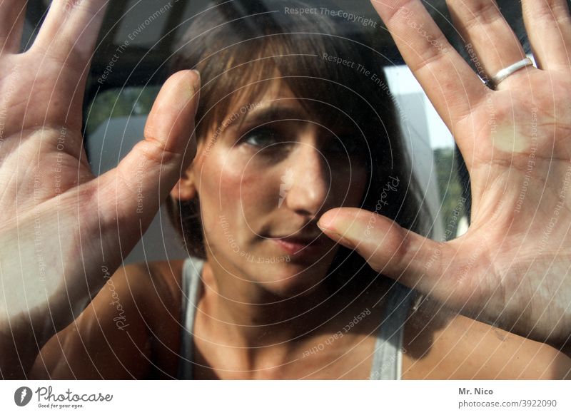 Handoberfläche Glasscheibe Finger Fensterscheibe Abdruck fingerspitzen Fingerabdruck Frau Gesicht berühren Haut Autoscheibe handabdruck Daumen Blick Handfläche