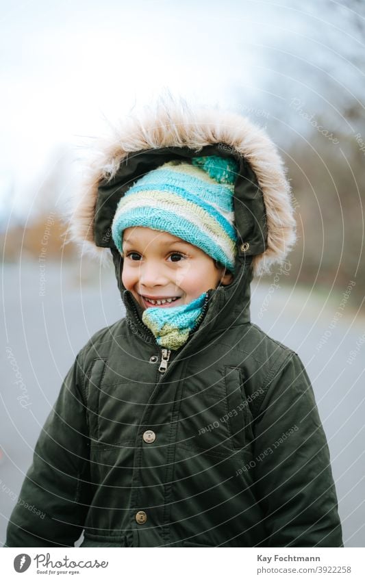 Bild eines lächelnden schwarzen Jungen im Freien Afroamerikaner sorgenfrei Freizeitkleidung Kind Kindheit Kinder kalt Emotion Ausdruck Freiheit Fröhlichkeit