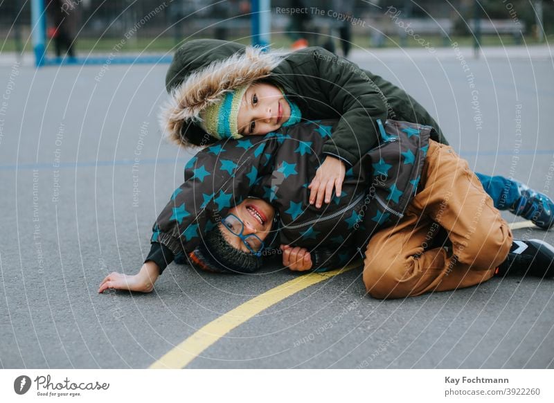 spielerischer Kampf zwischen zwei kleinen Jungen Aktivität Afrikanisch Aggression Wut schwarz Bruder Kumpel Kind Kindheit Kinder Konflikt Familie kämpfen