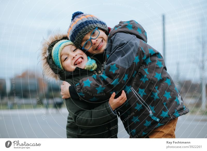 zwei junge Brüder umarmen sich gegenseitig Aktivität Afrikanisch schwarz Junge Bruder Kumpel Kind Kindheit Kinder Familie Freunde Spaß Fröhlichkeit Glück