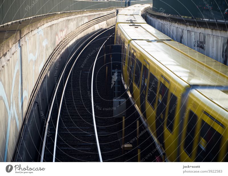 U-Bahn fährt schnell, wie nach Plan, auf den Schienen hinaus in die Welt Geschwindigkeit Mobilität fahren Öffentlicher Personennahverkehr Verkehrsmittel