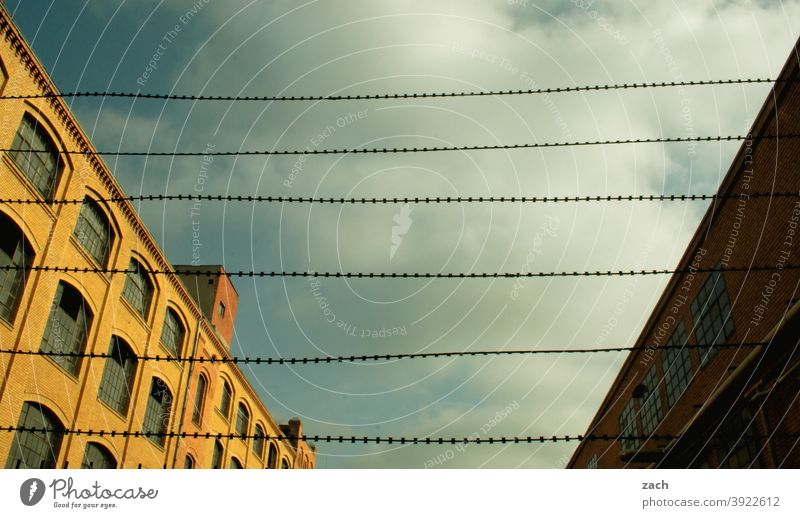 Hinter Gittern Sicherheit diagonal Schutz gelb Stacheldrahtzaun gefangen Backsteinhaus Zaun Backsteinfassade Haus Linie