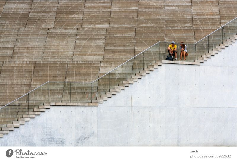 Sitzgelegnheit Stadt Treppe stufen Treppenstufen sitzen Sitzgelegenheit Stufen aufwärts Architektur Wand Treppengeländer aufsteigen