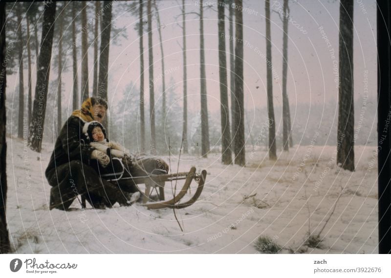 Doppelsitzer Mädchen Kind Kindheit Natur Scan Dia analog retro Winter Frau Mutter Familie & Verwandtschaft Familienglück Winterurlaub Wald Rodeln Schlitten