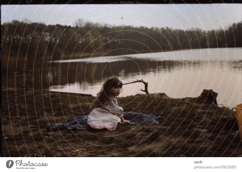 Am See Mädchen Kind Kindheit Natur Scan Dia analog retro Wald Glück Teich ufer sitzen Picknick Pause Pause machen Rast Rastplatz