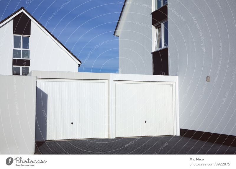 Doppelgarage Garage Architektur Gebäude Haus Garagentor Fassade Einfahrt geschlossen weiß Fenster spießig Neubaugebiet Blauer Himmel Schatten Stadtrand