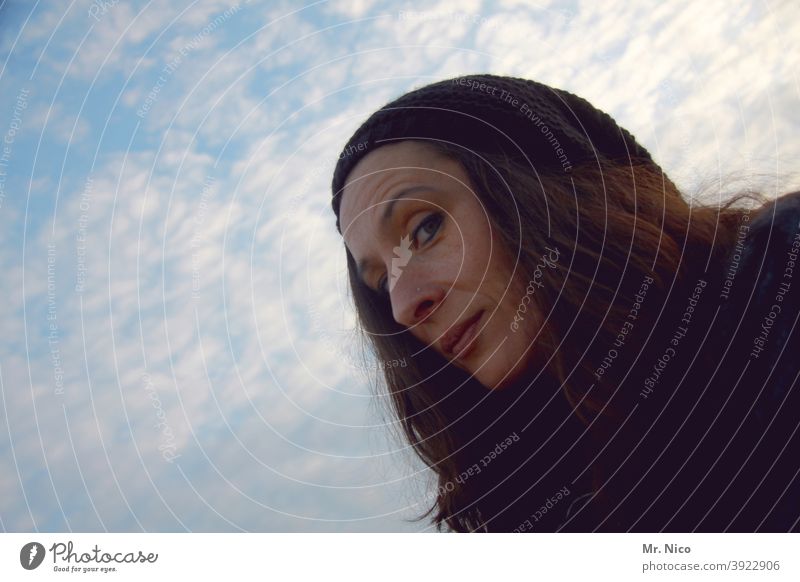 Mimik blick portrait Frau Porträt Blick in die Kamera schön feminin Gesicht langhaarig natürlich Mütze Himmel Wolken frech frech in die kamera grinsen