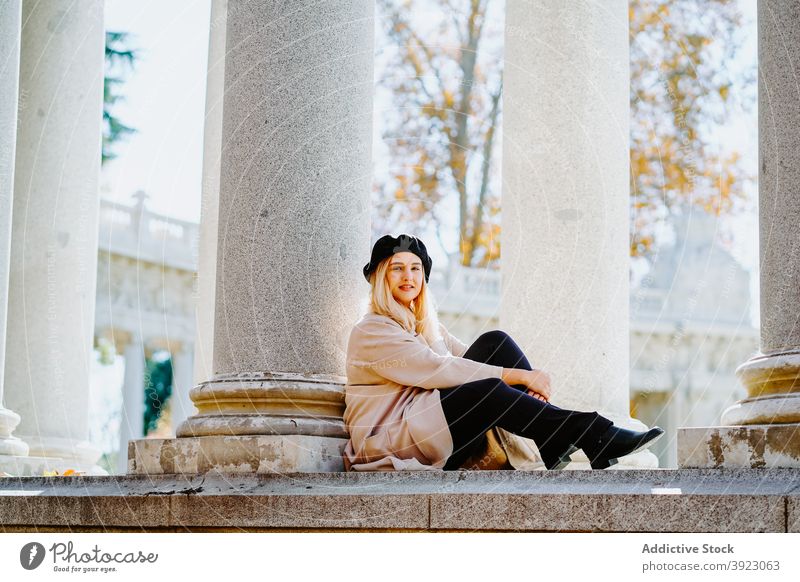 Charmante Frau im Herbst Outfit im Park charmant schlendern sonnig fallen Lächeln genießen Wochenende Stein Spalte Baskenmütze Mantel Stil Glück heiter lässig