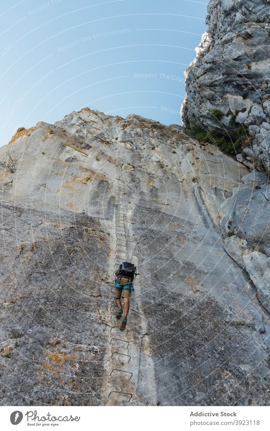 Abenteurer klettern felsigen Berghang Bergsteiger Aufsteiger Felsen Berge u. Gebirge Schritt rau steil extrem Abenteuer Sicherheit Kabelbaum Aufstieg Klippe