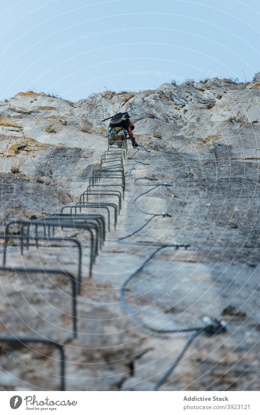 Abenteurer klettern felsigen Berghang Bergsteiger Aufsteiger Felsen Berge u. Gebirge Schritt rau steil extrem Abenteuer Sicherheit Kabelbaum Aufstieg Klippe