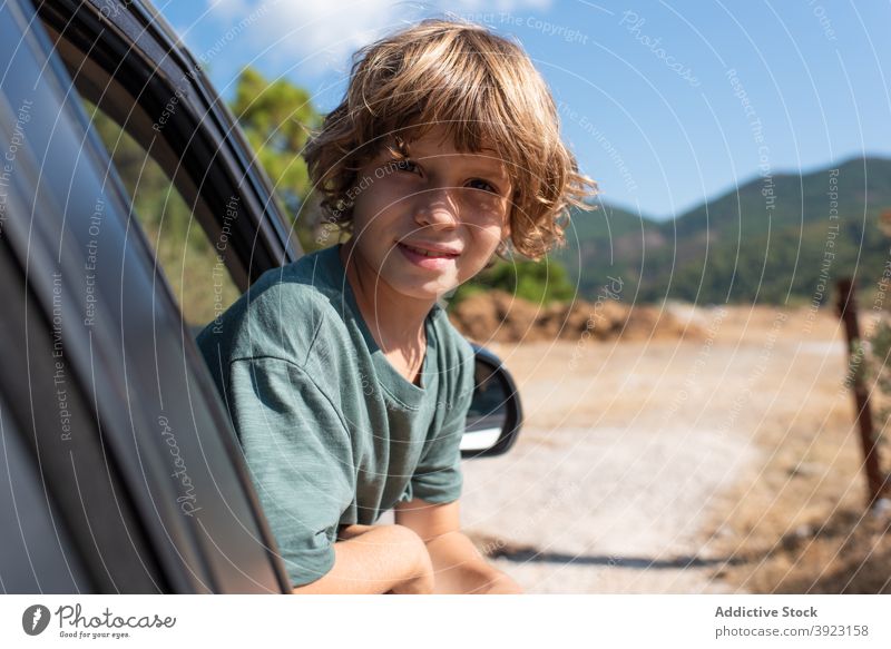 Kind schaut aus dem Autofenster in der Natur PKW Berge u. Gebirge Abenteuer Sommer Fenster Junge reisen Ausflug genießen männlich Automobil Reise Urlaub