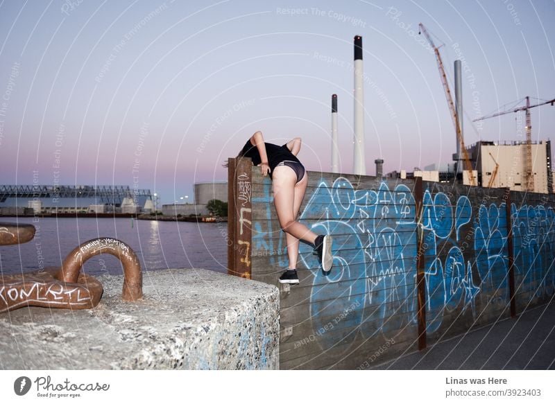 Kopenhagen liegt am Wasser und hat so viele Abschnitte an der Hafenfront. Eine Stadt, die von Wasser umgeben ist, Kopenhagen ist eine Freude für Schwimmer. Dieses Bild ist auch eine Freude für sexy Booties und lange Beine Liebhaber.