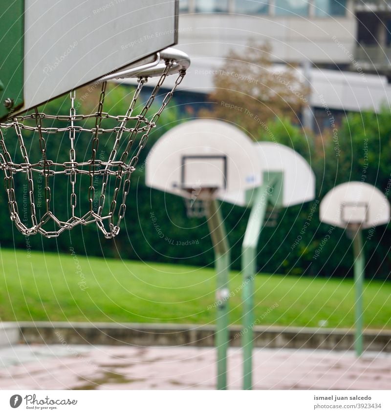 Straßenkorb in der Stadt Bilbao, Spanien Reifen Korb Basketball Sport spielen Spielen Gerät Sportgerät Konkurrenz Gericht Feld Park Spielplatz im Freien