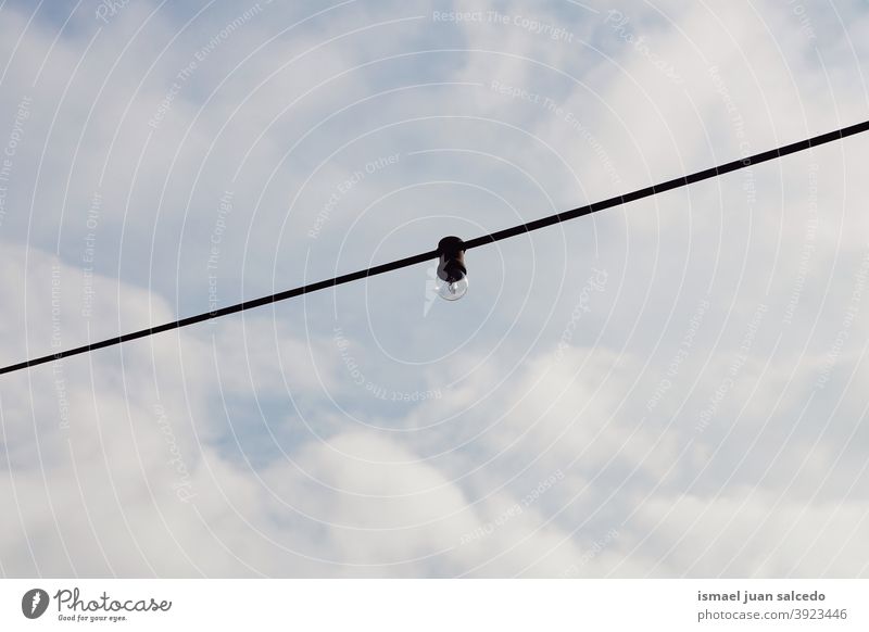 Glühbirne auf der Straße Licht Kabel Knolle Himmel blau Draht Linie Elektrizität elektrisch Industrie sehr wenige Energiewirtschaft Elektrisches Gerät