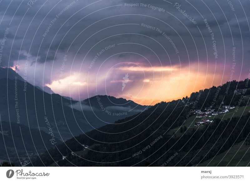 Dramatische Stimmung über dem Ennstal Fastenberg Planai Natur Sonnenuntergang dramatischer Himmel Sonnenlicht Wolken Abend Berge u. Gebirge Alpen