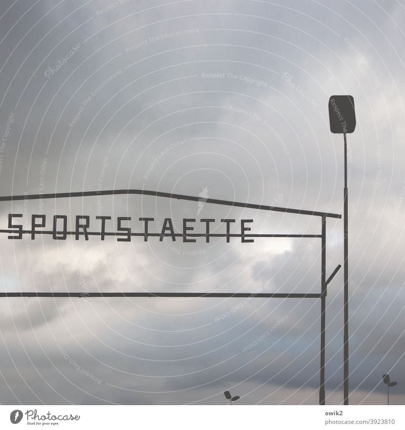 Bisschen zackig Sportstätten Zaun Stahl Tag Kontrast Silhouette Freizeit & Hobby Himmel Wolken einfach Typographie Druckbuchstaben Großbuchstaben Laternenpfahl