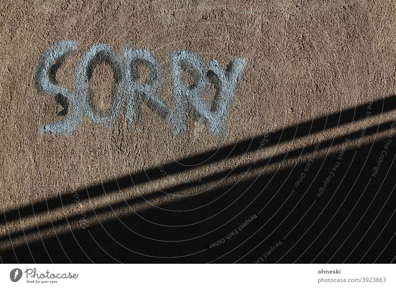 Sorry Graffiti Wand Fassade Schriftzeichen Buchstaben Typographie Außenaufnahme Mauer Menschenleer Jugendkultur Straßenkunst trashig sorry Vergebung